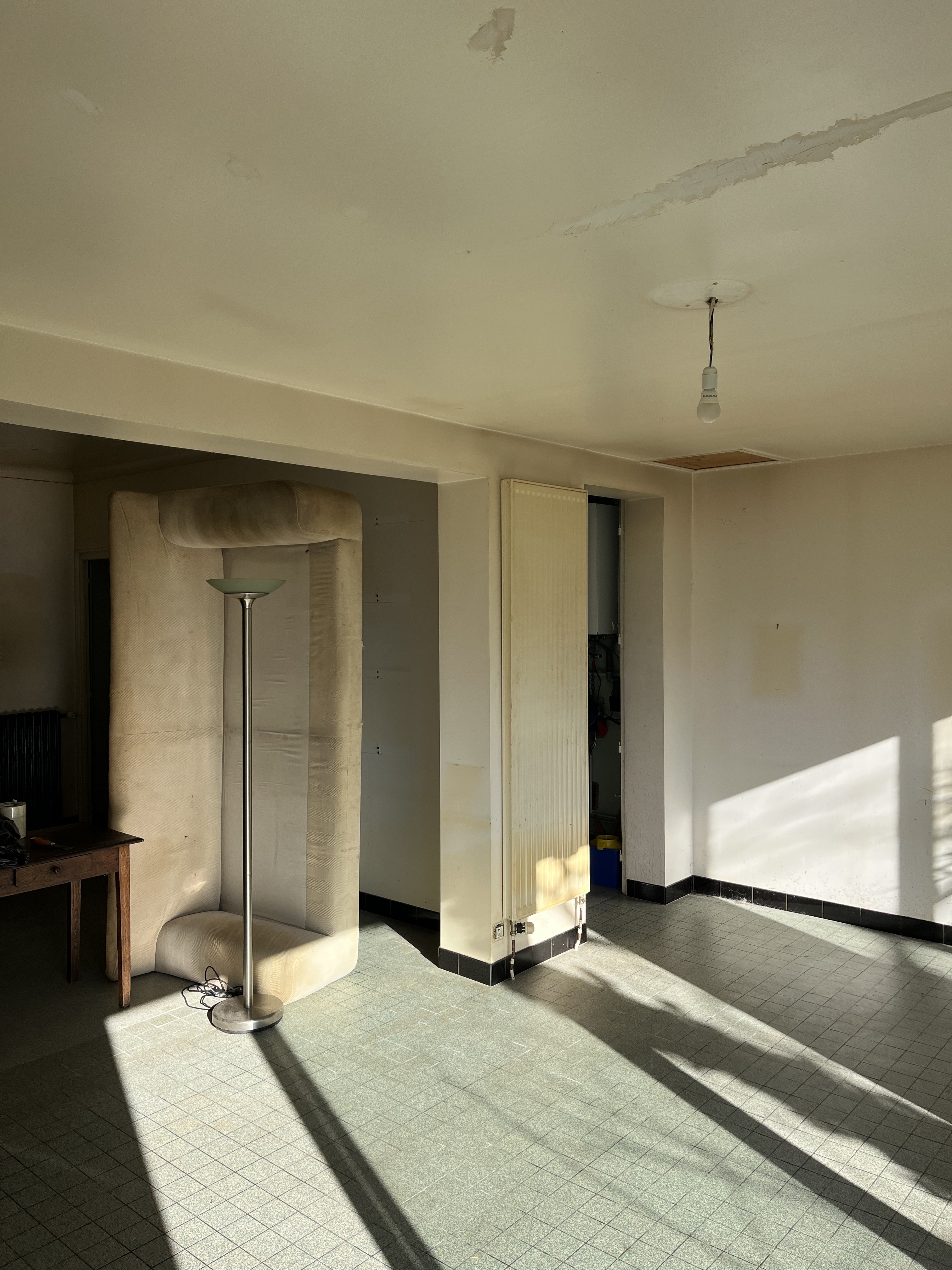 Chambre peinte en vert sauge avec suspension design, réalisée par Nico Color & Réno près de Nantes